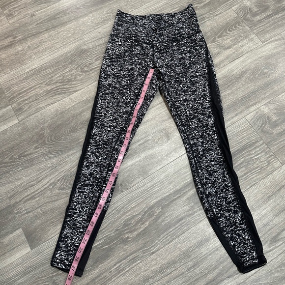 Lululemon Deep Breath Tight
Iced Wave White Black
Material: Full-On® Luon - Picture 6 of 9